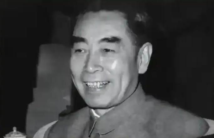 1962年，南京军区司令许世友会后，前去餐厅用餐。他望见1位老战友坐在角落里
