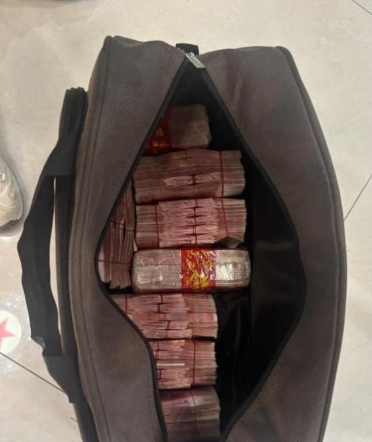 “活该她发财！”6月9日，浙江一对夫妇在洗车店打烊后，意外发现一个装着4