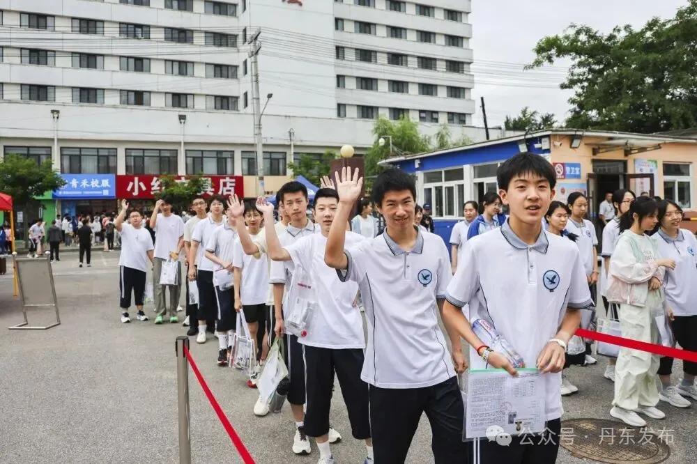 一定要告诉孩子什么是情商？1．情商就是遇到不喜欢的人，既不生气，也不翻脸，