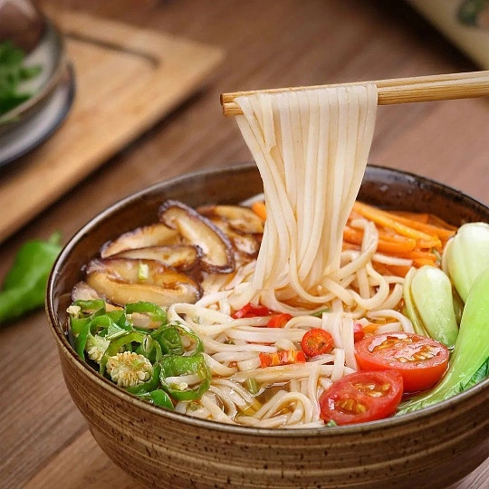 听说面条能粘在墙上就是熟了这个厨房小技巧真的很实用，面条煮到轻轻一甩就能粘在墙