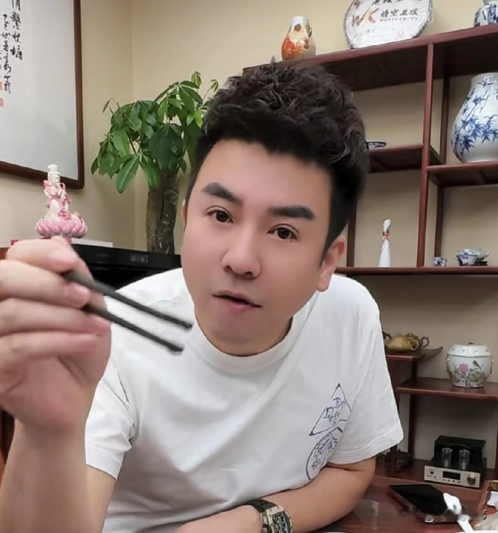 舞帝老利回应父亲开专场事件。前几天报道舞帝老利被父亲发视