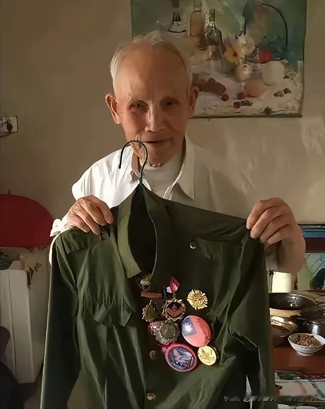 1945年，一名机枪手为了躲避日军，选择绕上山路前进，没想到意外发现100多名正