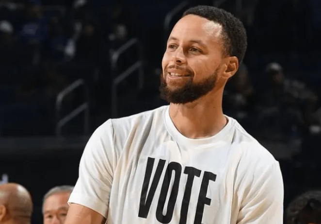 NBA常规赛，勇士主场118-107战胜太阳。全场比赛，勇士后卫斯蒂芬-库里首