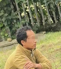 实在猜不透！野人孩子的父亲李枝虎外表斯文整洁卷发遗传给了儿子，父子