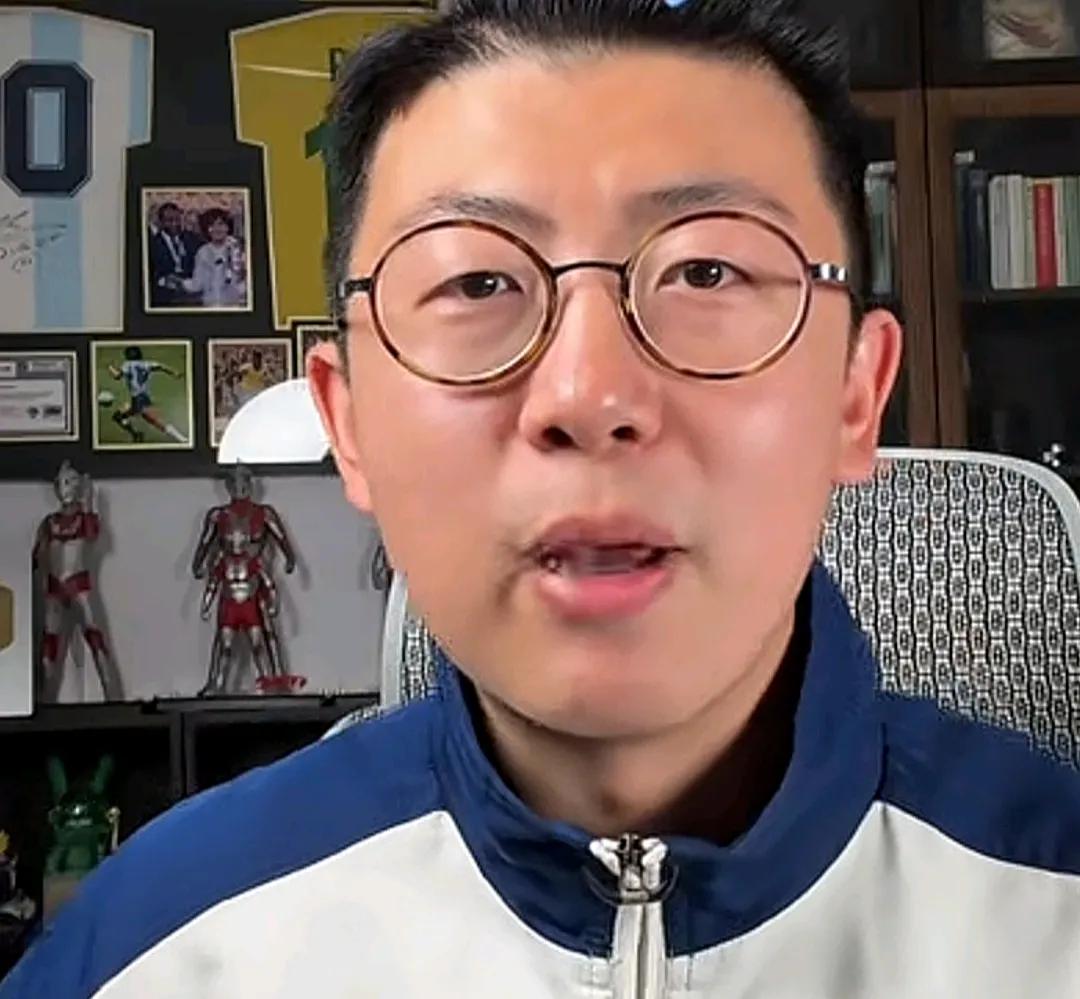 足球解说员于鑫淼爆了一个料。他在直播时表示，其实里皮当年辞去国足主教练一职，还