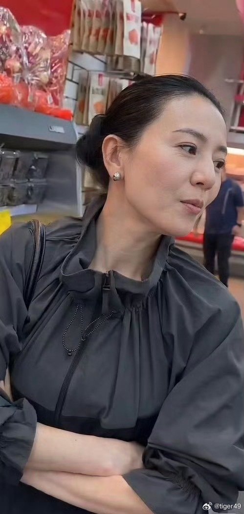 超市偶遇高圆圆素颜状态太惊艳高圆圆超市购物被路人偶遇，一身简简单单的穿搭，纯素颜出镜。褪去精致妆容之