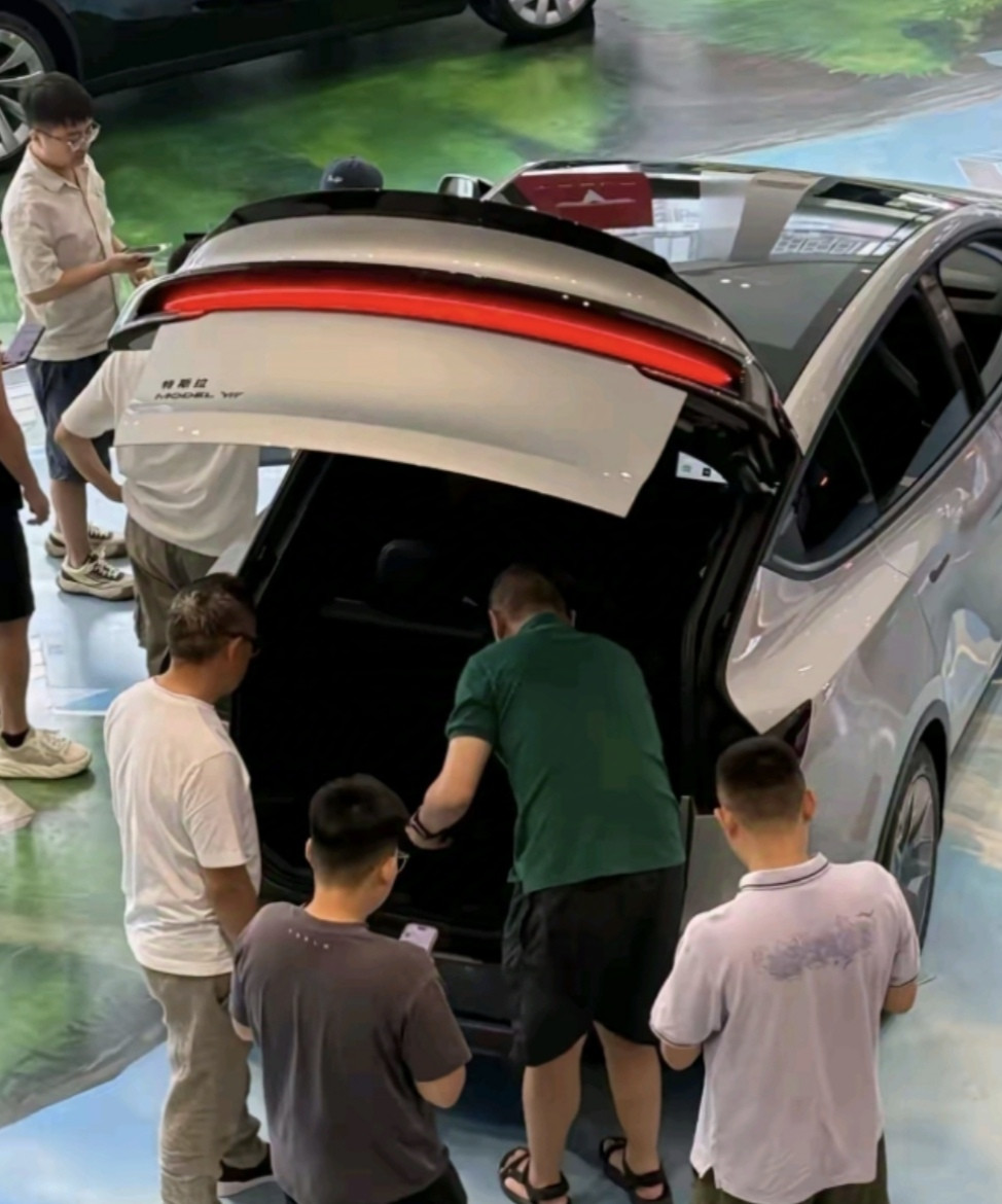 Model YL卖33.9万，忍了，第三排空间太小，我也忍了，但不开发布会，友商