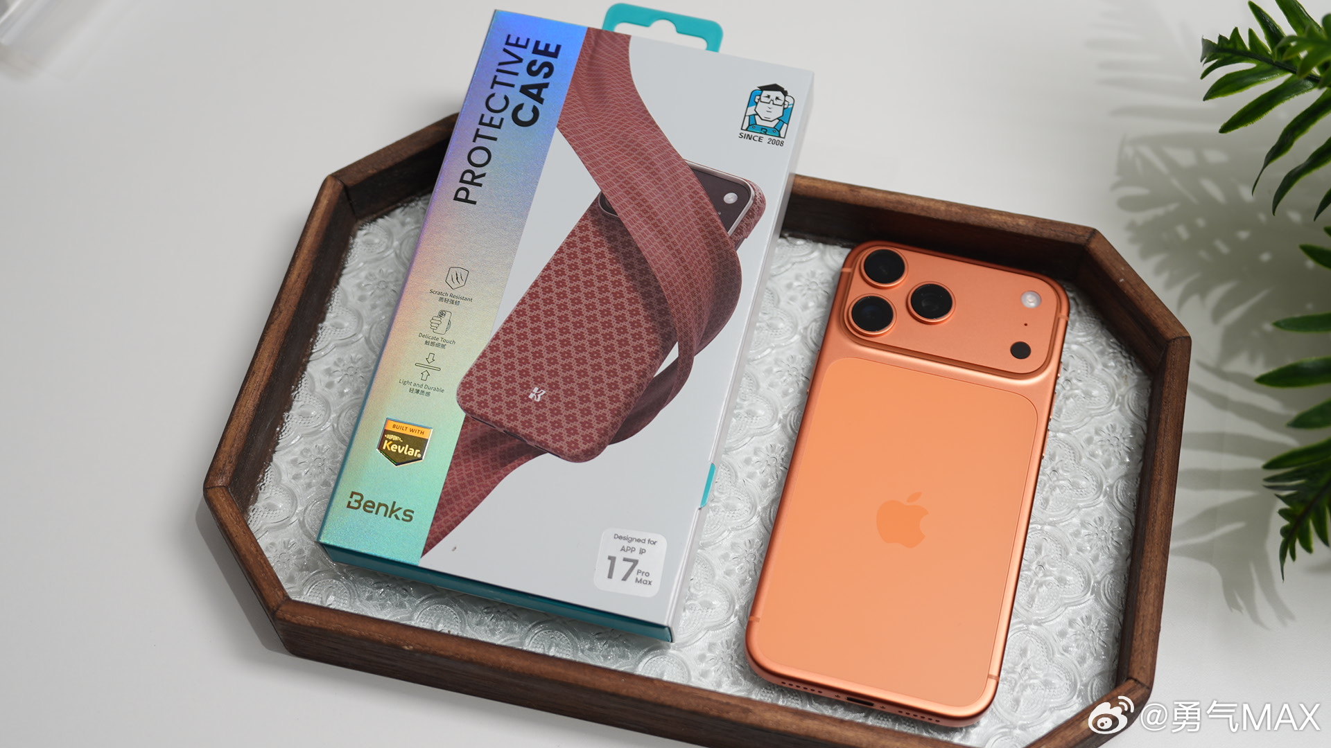 我的苹果17Promax用的自然是邦克仕浮织凯夫拉磁吸壳，这次壳子色彩匹配了我