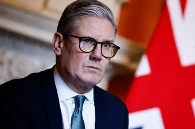 英国首相斯塔默，从中国北京回来没几天，就在英国议会里炸毛了，他当着所有议员的面，