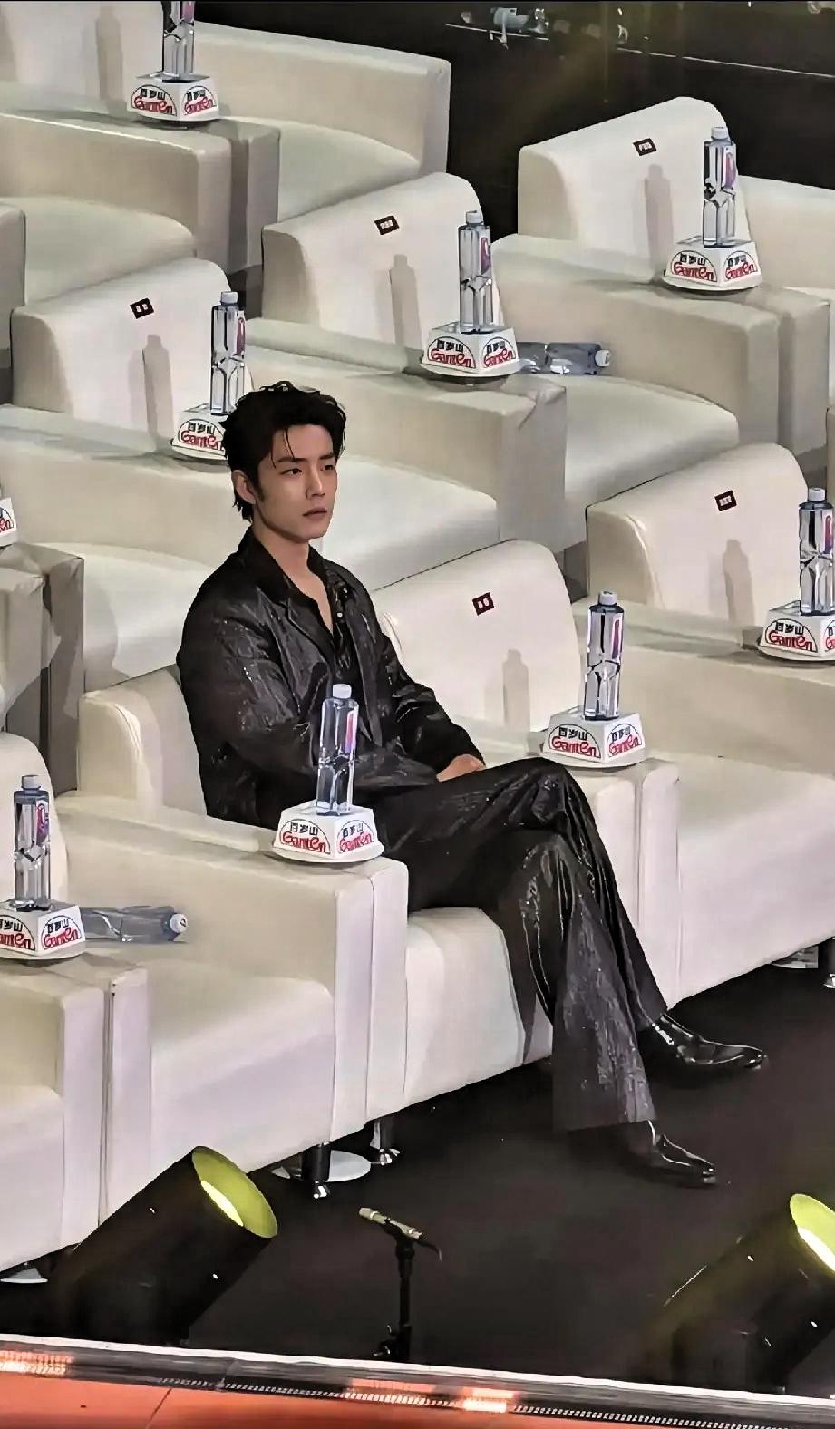 这就是对比，其他艺人领完奖都走了，只有肖战在，电视剧品质盛典整场活动耗时较长，