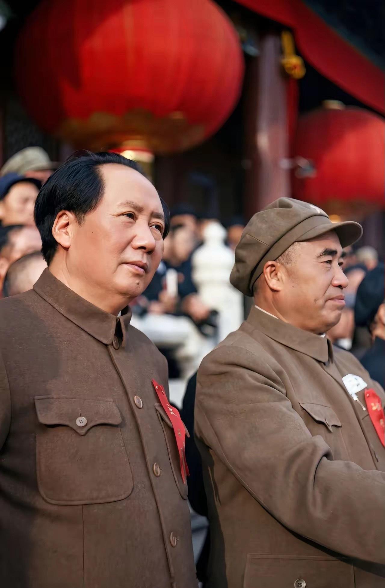 一批经过高清修复的珍贵老照片，再次重现伟人昔日模样。清晰的光影褪去岁月尘埃，每一