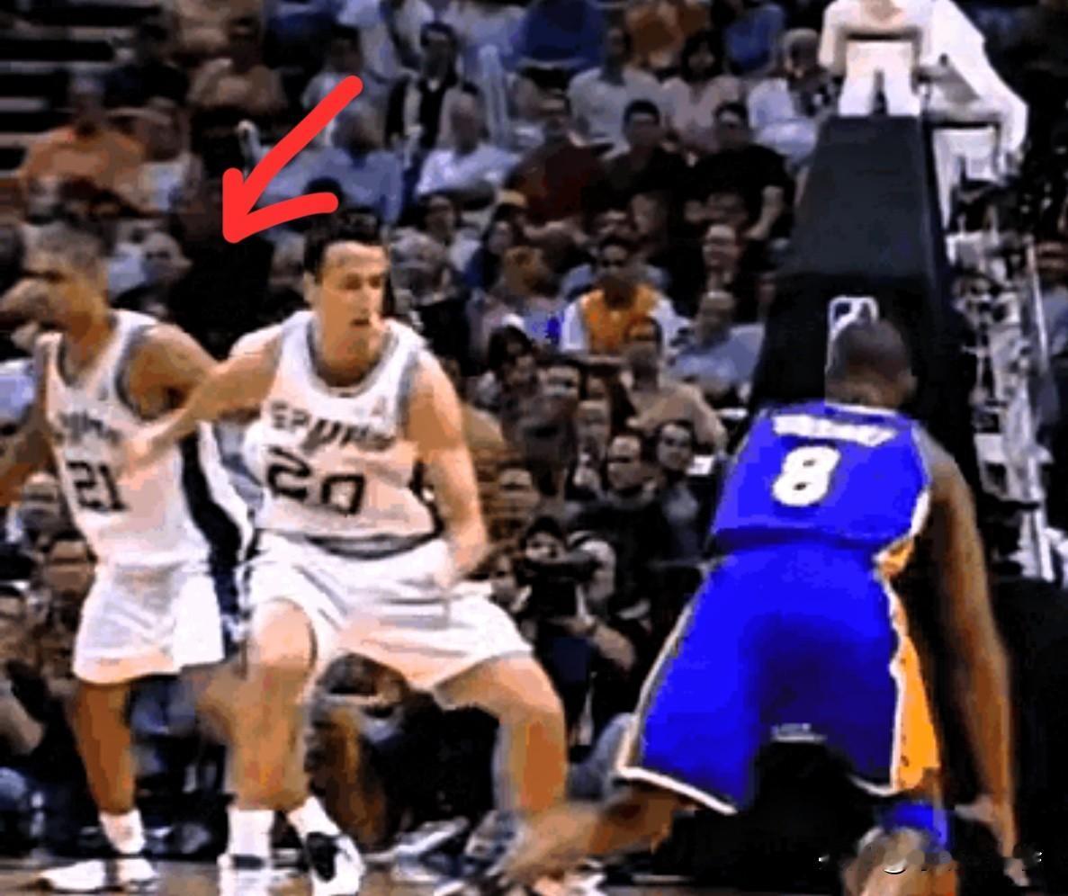 为啥以下这一幕中，科比明明已经过掉了吉诺比利，他却停止突破然后选择投篮？我看了这