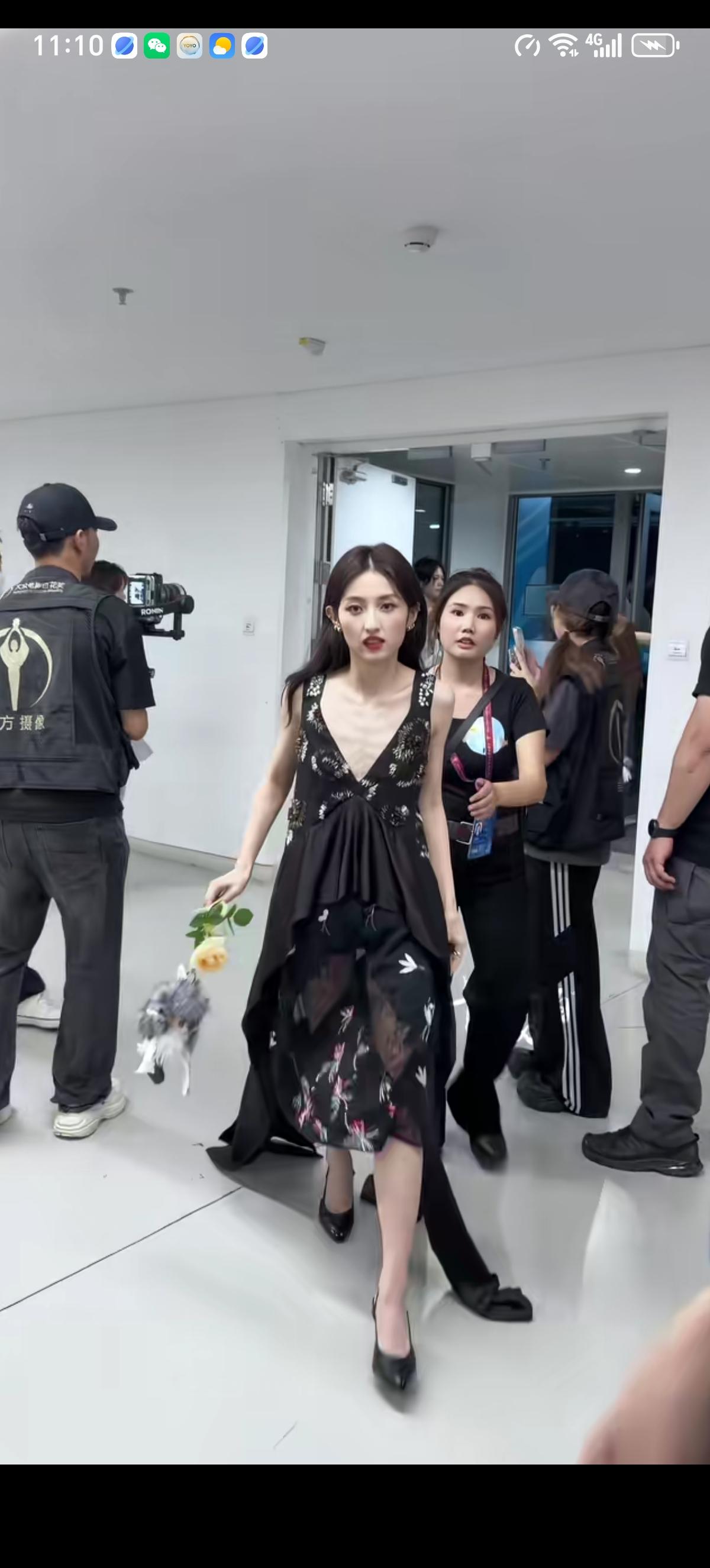看到张子枫后，突然理解为啥好多女演员都是平胸了。张子枫身穿黑色刺绣深V长裙，胸前