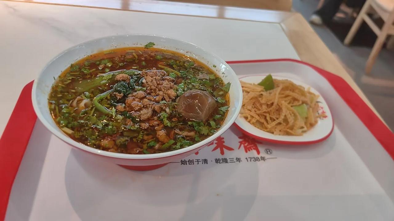 替大家试过了，高铁候车大厅的饭真的不贵，一碗刀削面加一个卤蛋和小菜才33块钱