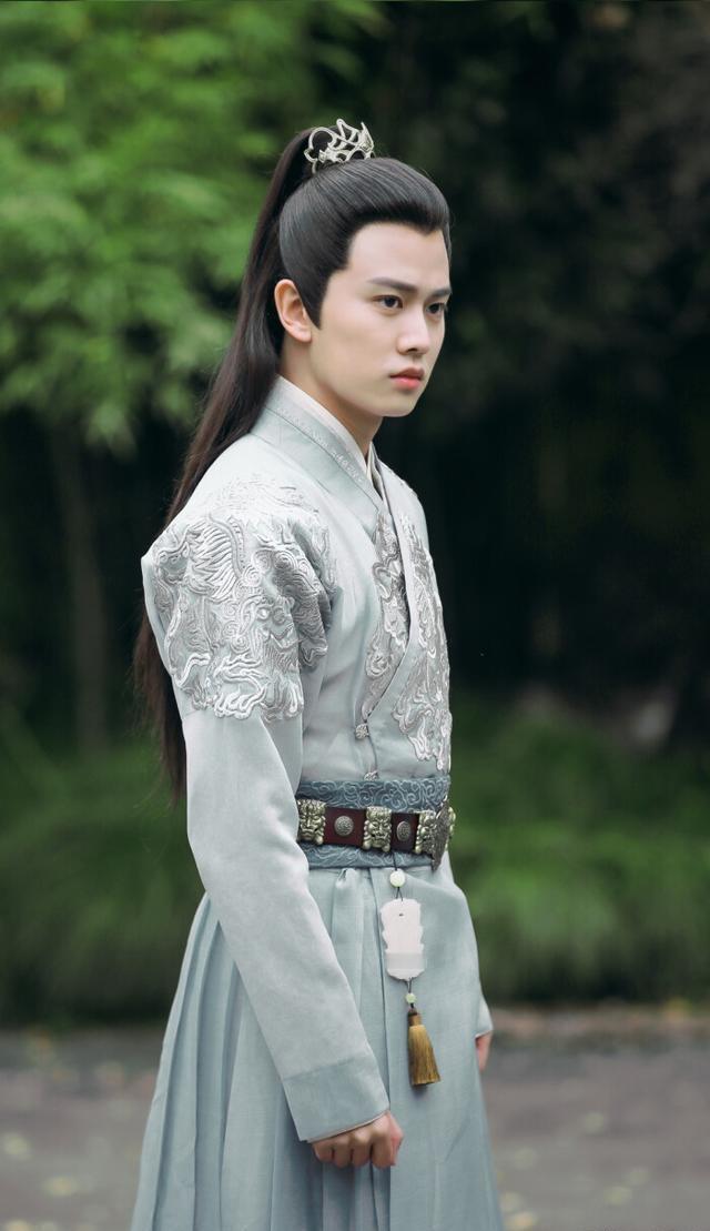 谁懂啊！任嘉伦才是内娱追星的天选之光✨始于《锦衣之下》陆绎的飞鱼服暴击，陷于他