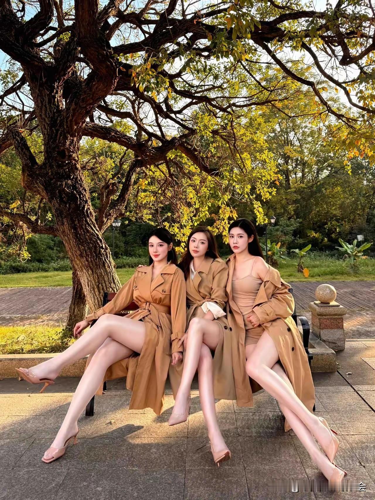 树影裹着秋光，风衣裹着松弛的漂亮。三个人的焦糖色下午，连风都带着温柔的秋天氛围感