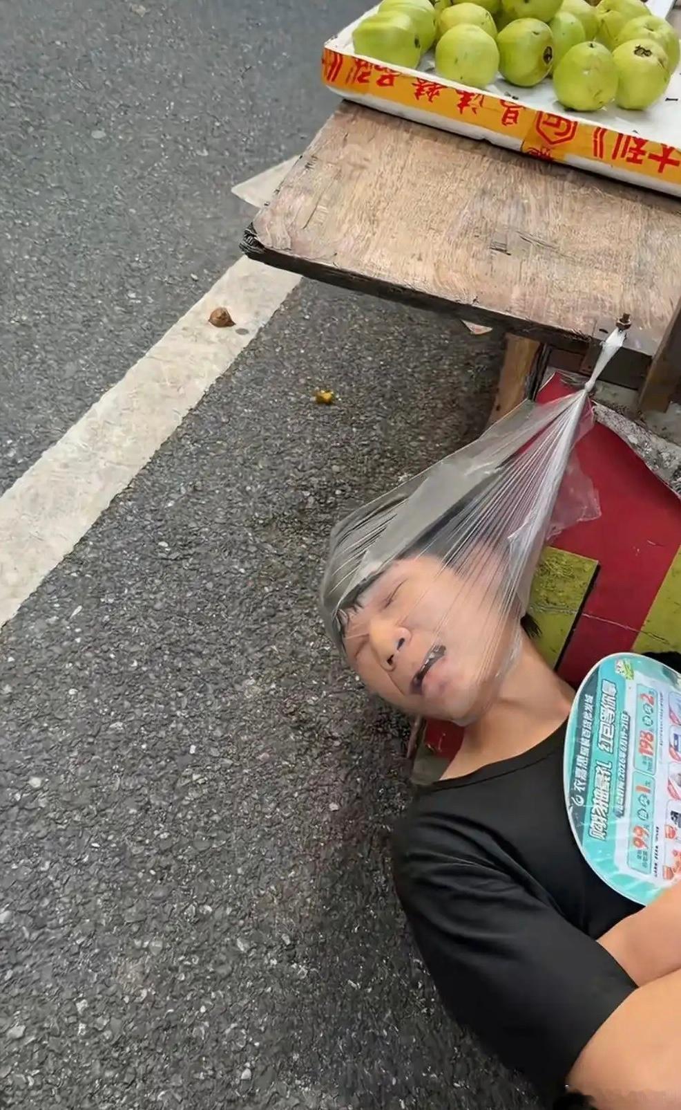 大哥这么睡觉还是头一回啊！很少能见到这么睡觉的！
