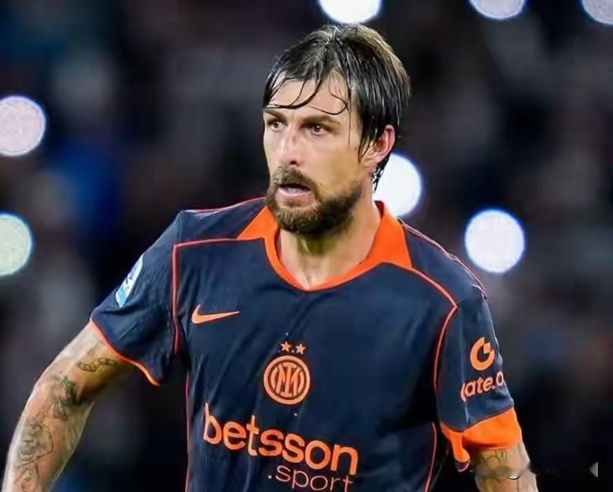 廉颇老矣！国际米兰37岁的中后卫阿切尔比本赛季的发挥不尽如人意，在意甲第13轮对