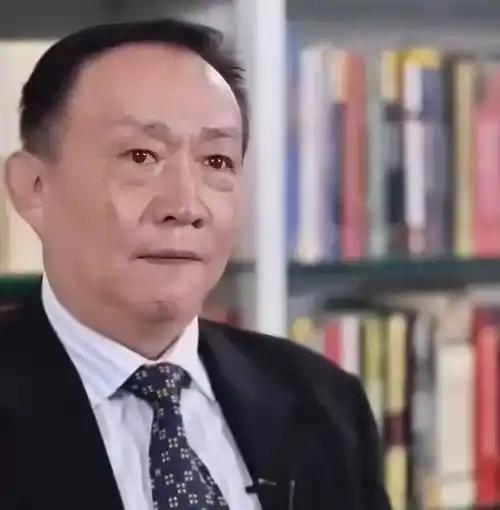 很多人读卢麒元那句"不跪而已"，读到的是骨气。我读了三遍，读到的却是另外四个字：