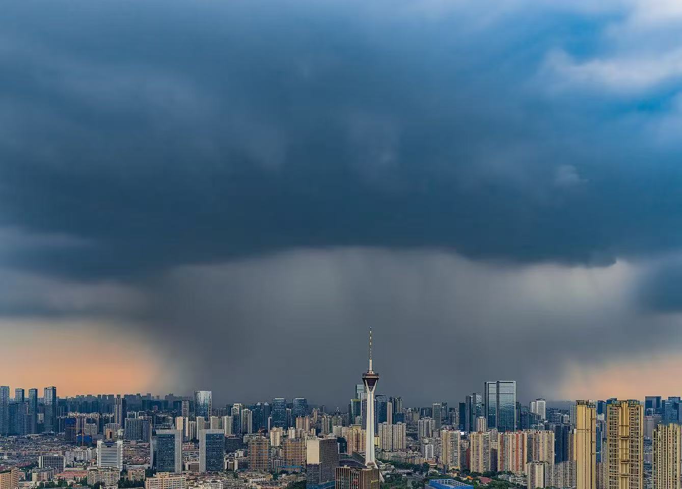 成都暴雨成都暴雨哗哗哗随手拍天气​​​
