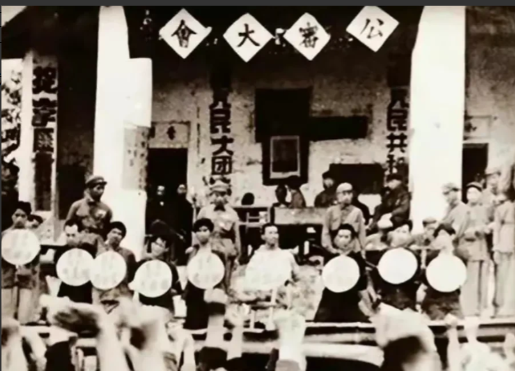 1948年，一土匪头子在逃命时，摸黑跳进了一农户家。他拔出枪对准新媳妇威胁道：“