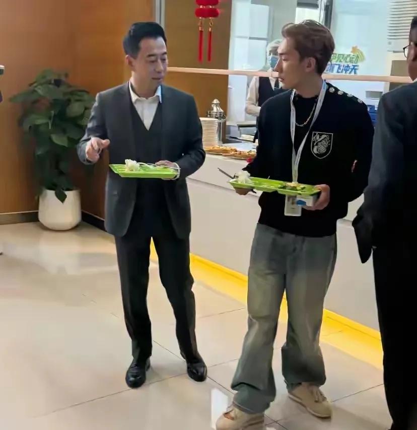 取关风波后，苏翊鸣首度公开露面，戴大金链子穿阔腿裤尽显时尚，身高是唯一短板。