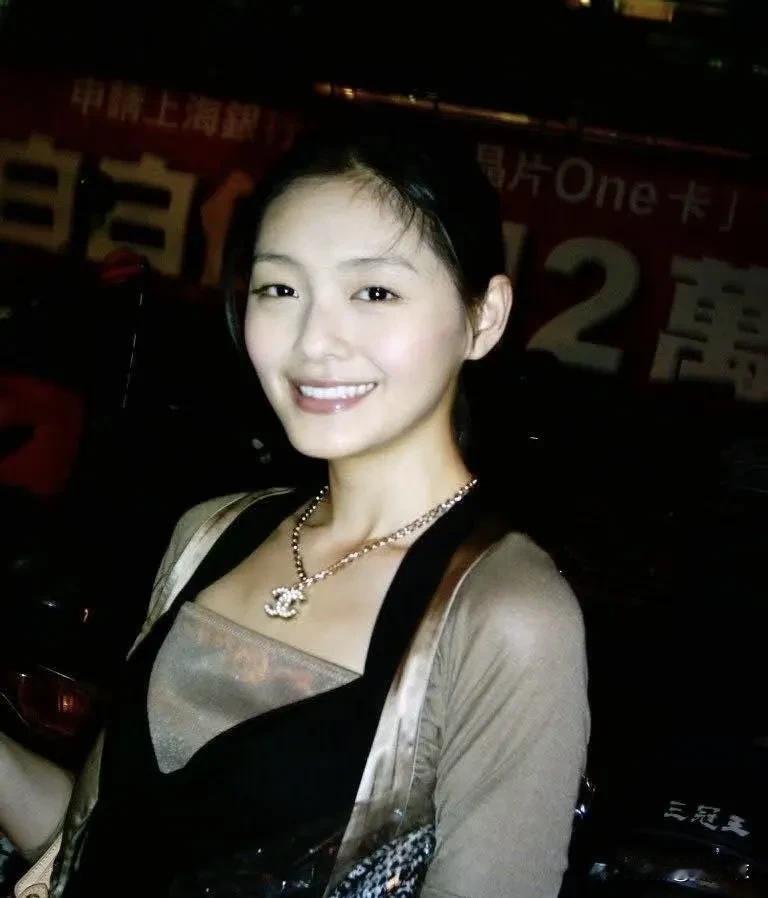有网友评论,大s最明显的身体衰弱是生儿子带来的,后半生各种舆论风波也是婚姻引起的