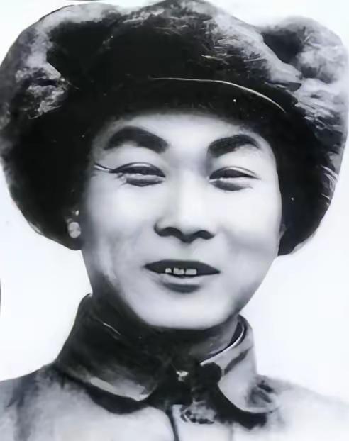 1947年，四野师长杜光华牺牲，战友娶了他的遗孀带一子一女，新婚之夜，战友贺东生