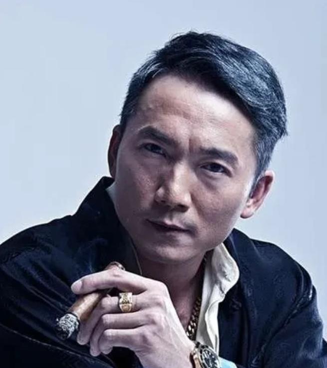 一次，功夫巨星邹兆龙在视频中说:我真的不会功夫，充其量只是一个武打演员而已，只会