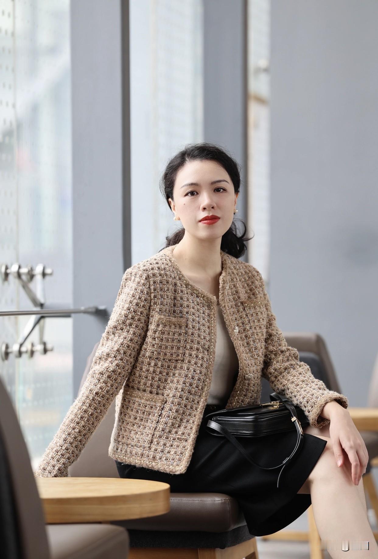 怎样穿搭让自己更优雅鞋子要与整体风格搭配。