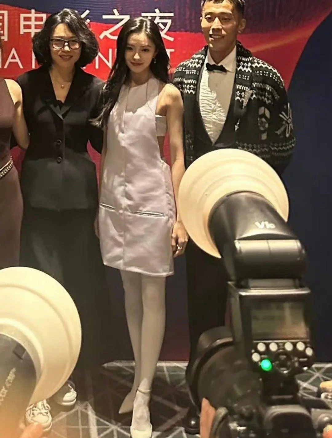 刘浩存的美貌简直是妈妈级别的，拥有宽肩的同时头脸还那么小