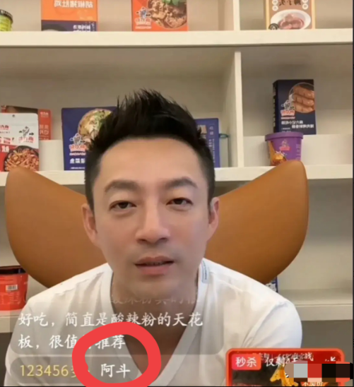 一觉醒来万万没想到汪小菲直播间里大变样一改往日温文尔雅形象，直接在线硬刚