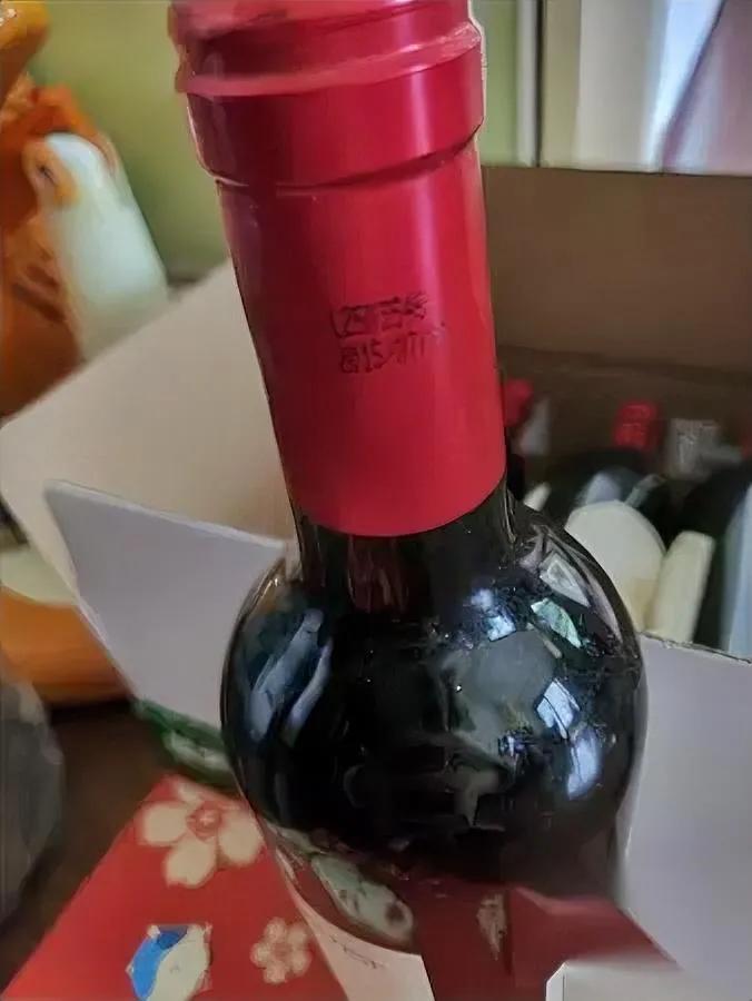 收拾柜子翻出个“老物件”——是儿子2015年买的红酒，八瓶整整齐齐，全过