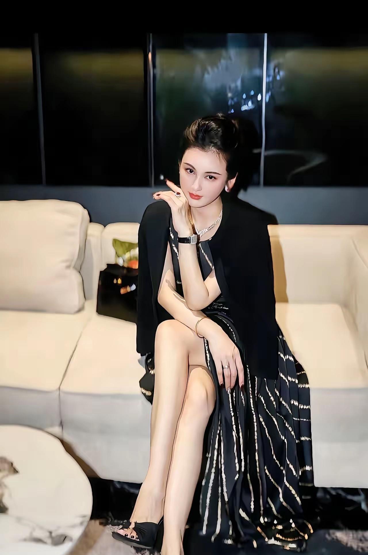 其实照片中的女孩哪儿的美，甚至颜值不输范冰冰，但她的眼睛有点小，不够水灵。五官