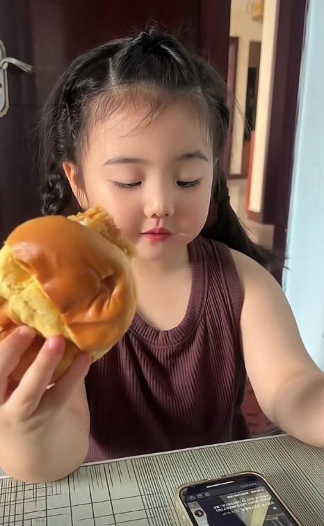 身高110厘米，体重58斤，你猜这是几岁的孩子？答案是3岁半，幼儿园小班！