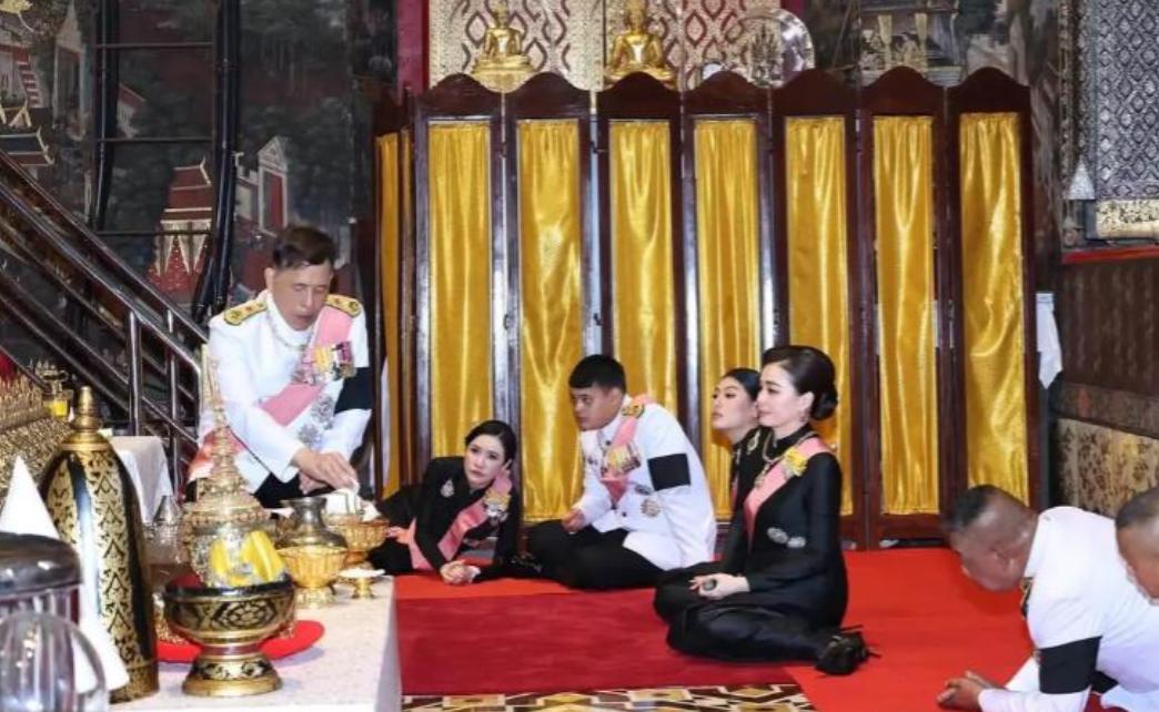 泰王为玉佛换衣仪式上，妻妾与子女参与的状态与坐姿，尽显身份与地位的不同！从图