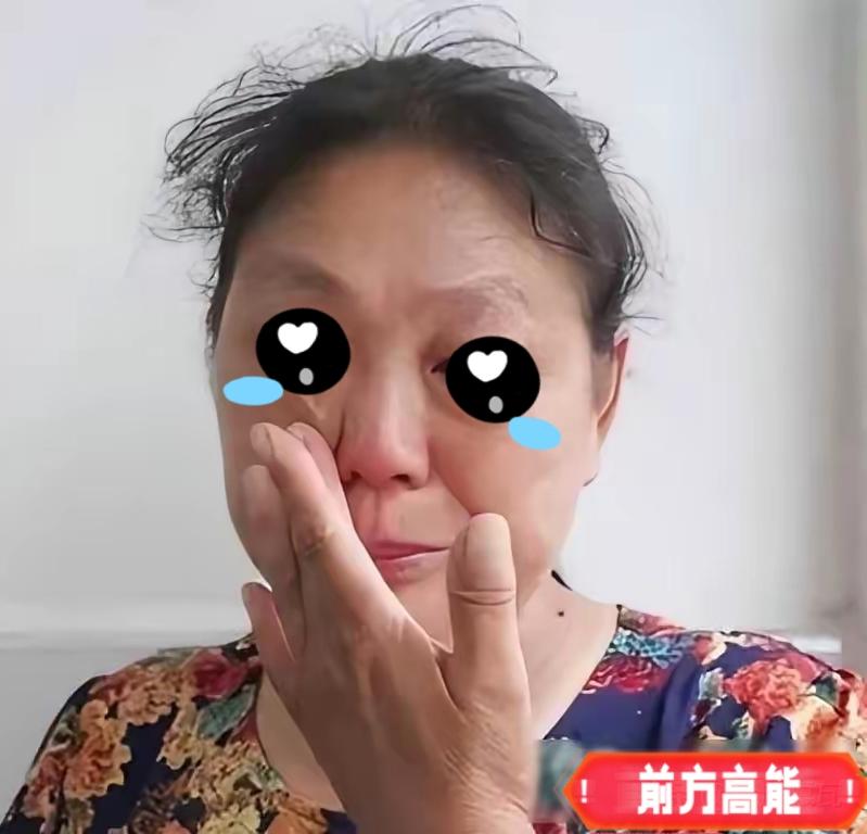 上海一位阿姨在业主群一顿凡尔赛，说自己儿子儿媳同济加留美。现在在小区开高端补习班