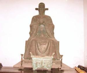 1402年，37岁的兵部尚书铁铉，被放进滚烫的油锅烹炸，油花溅起的声响里，混着太