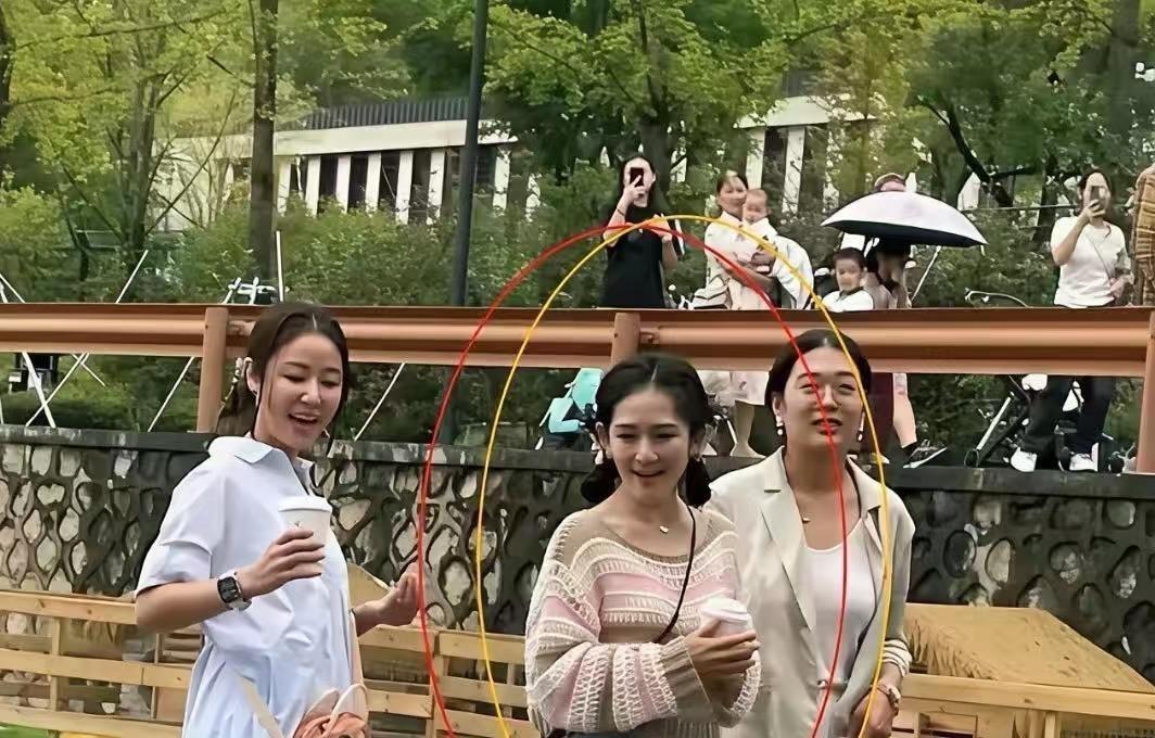 我的天，谢娜真人居然长这样​​​！其实普通人有美颜和滤镜应该也很美。