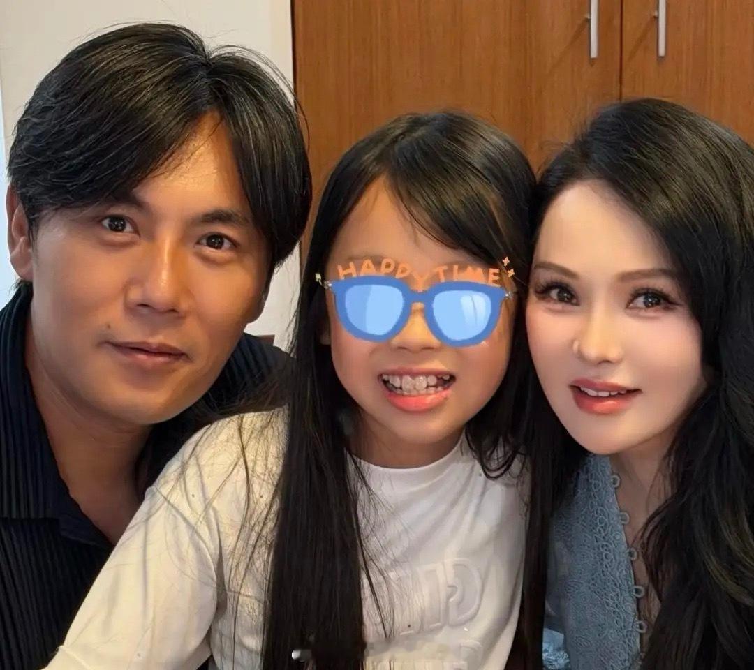 秦昊48岁生日，伊能静晒一家三口亲密合影秀幸福，9岁女儿坐在爸爸妈妈中间笑得好甜