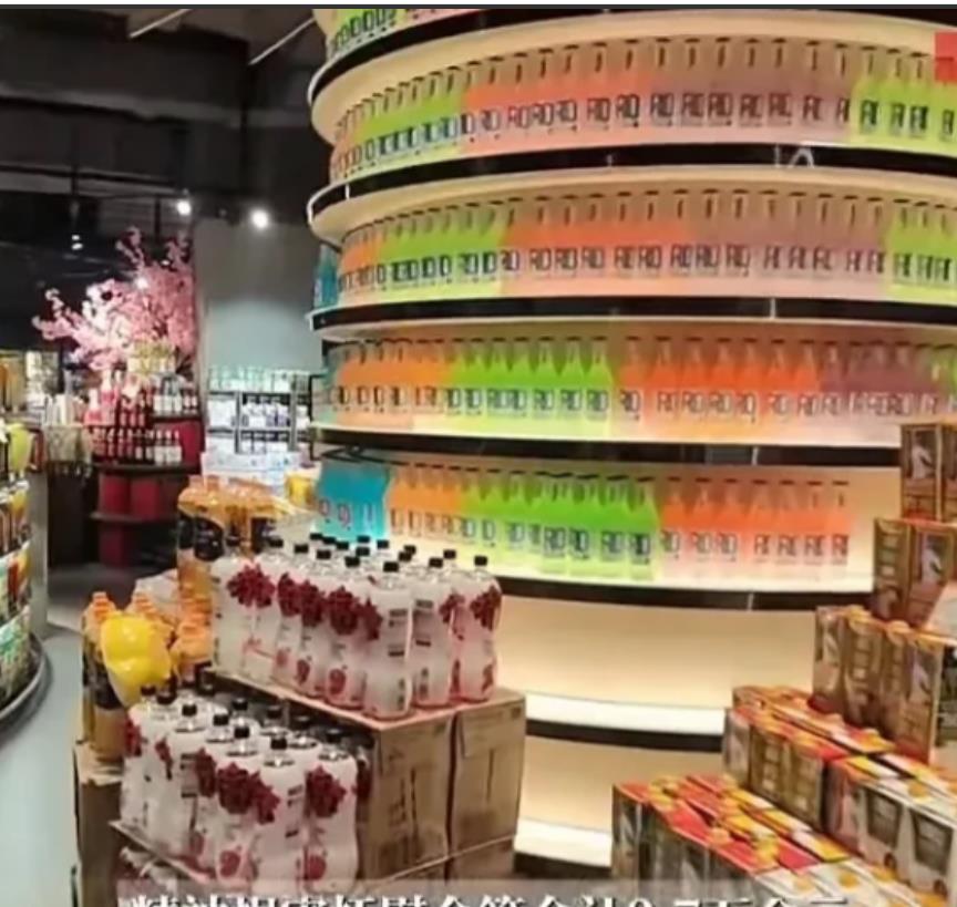 上海，顾奶奶生活节俭，为捡废品卖钱，私自乘超市客梯上二楼，又偷偷去乘货梯。操作不
