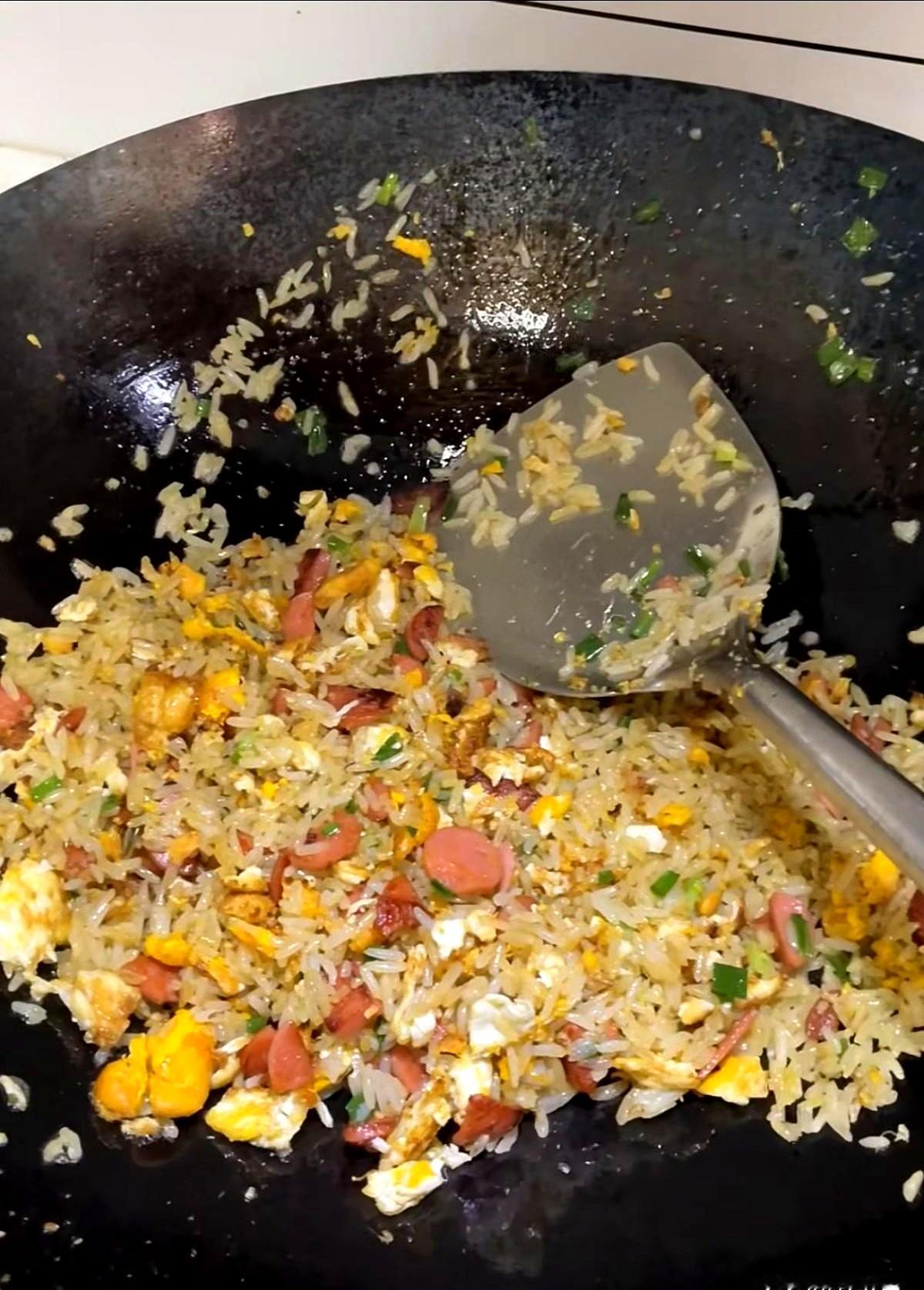 下班回家连口热饭都吃不上，这日子谁能忍？我弟昨晚一个电话打过来，开口就是想离婚