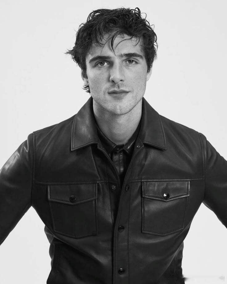 如果是雅各布·艾洛蒂饰演新任007詹姆斯·邦德也不是不行？这个标准的屁股下巴跨