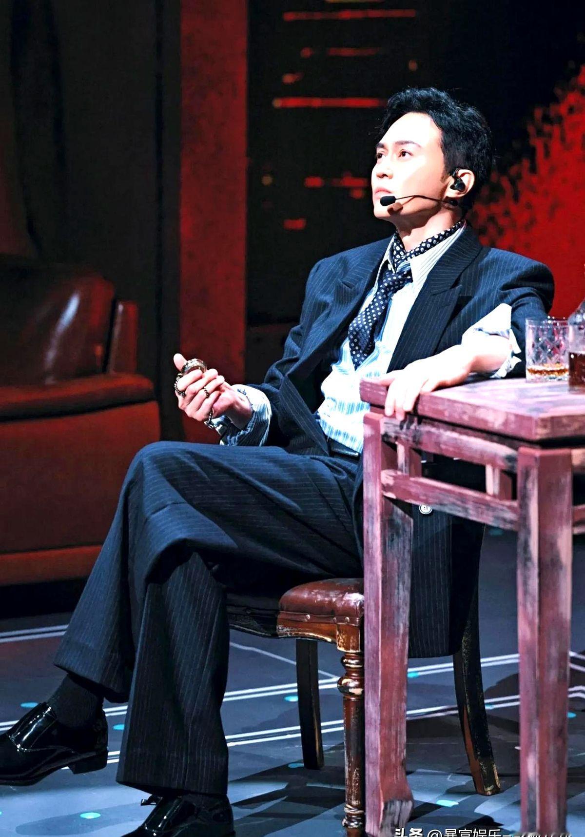 “不许说脏话奥！”大街上，袁咏仪猛地停下脚步回头，眼珠子一瞪，死死盯住身后的张智霖。张智霖吓得一激灵