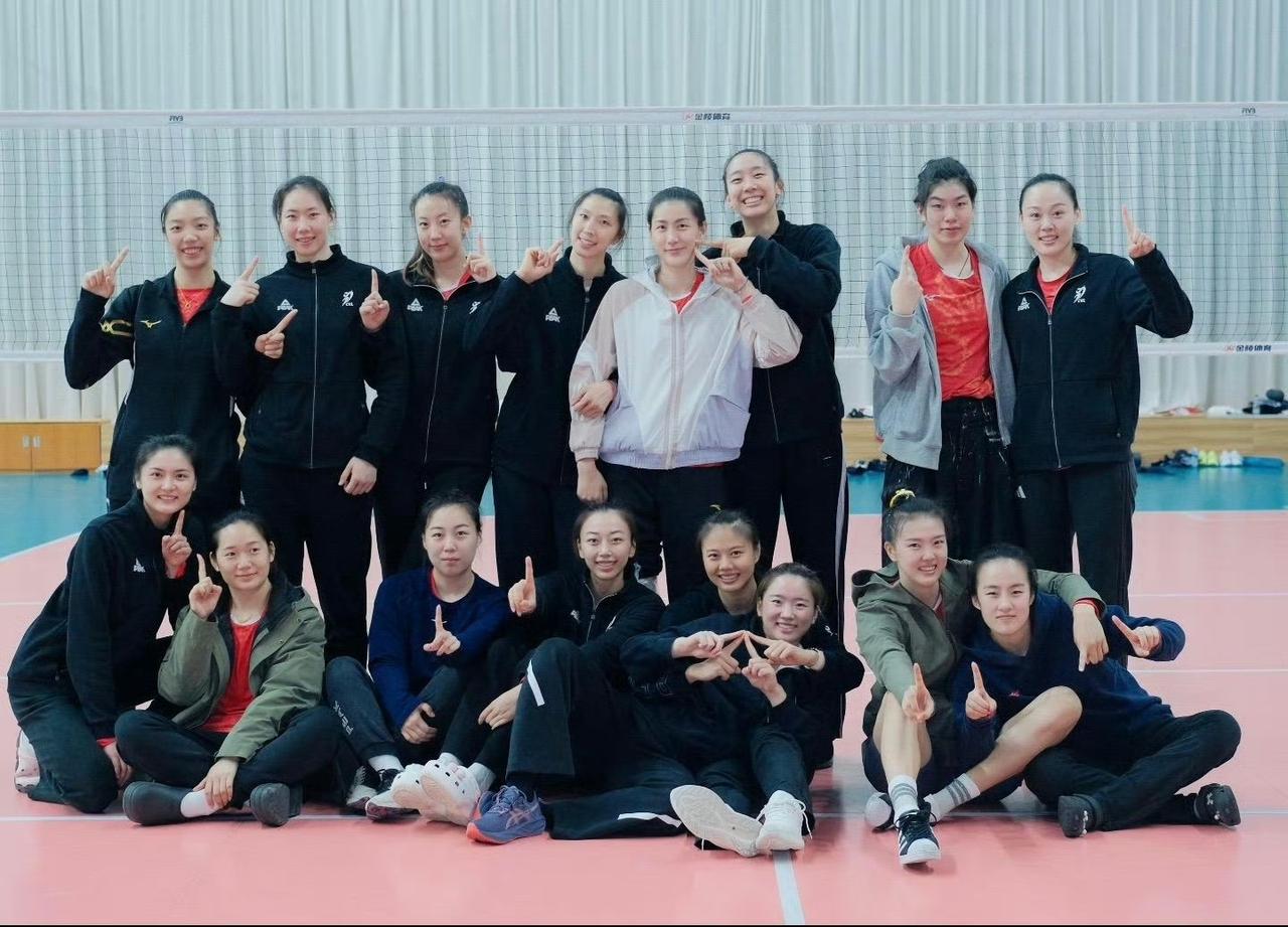 江苏女排为何成为国手大户?江苏女排的全家福合影中可谓星光熠熠，汇聚了众多国手级球