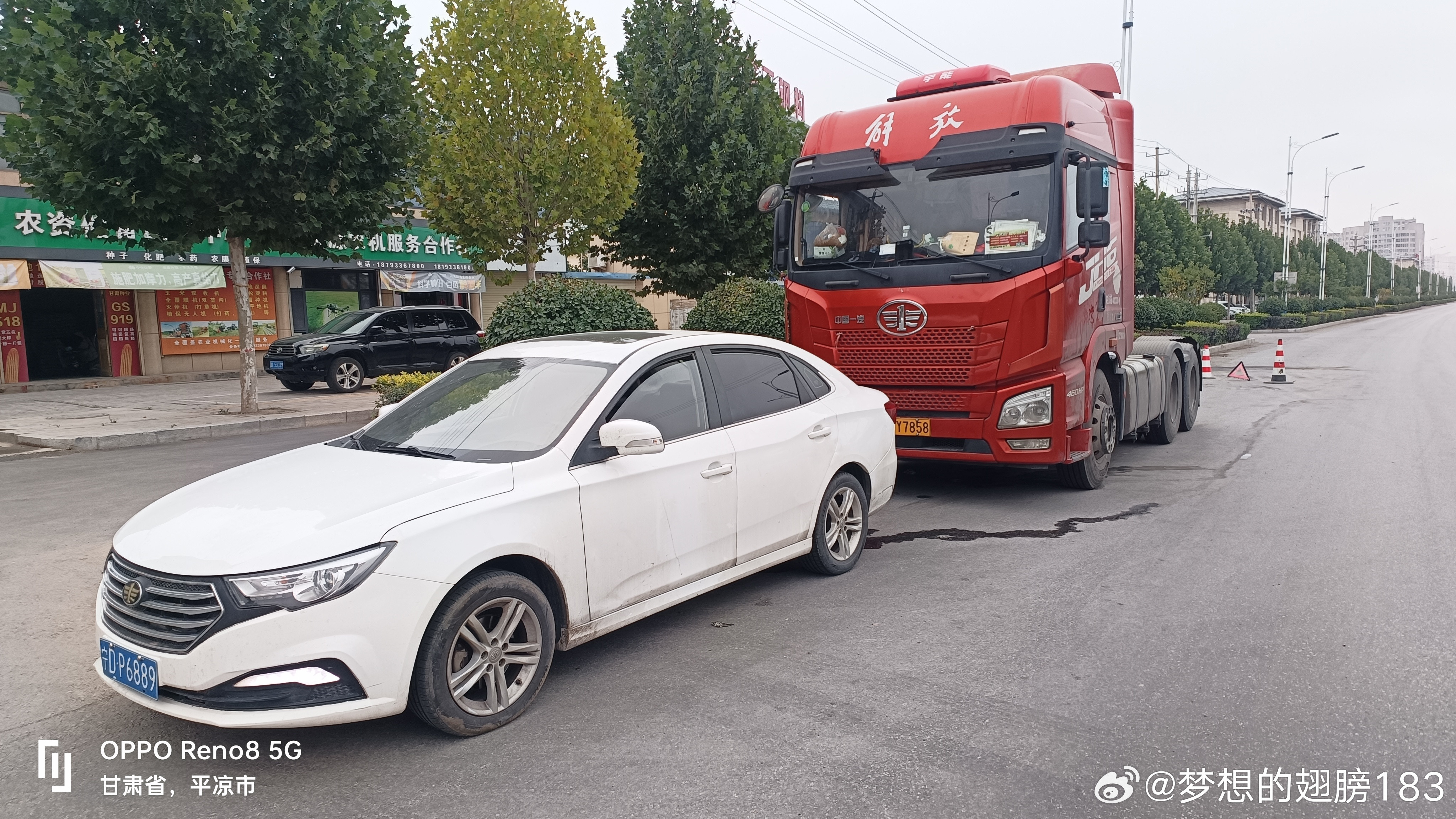我是一个货车司机，9月25号行车至甘肃静宁县路段，车辆故障，拨打400厂家电话救援，其安排最近的泾源