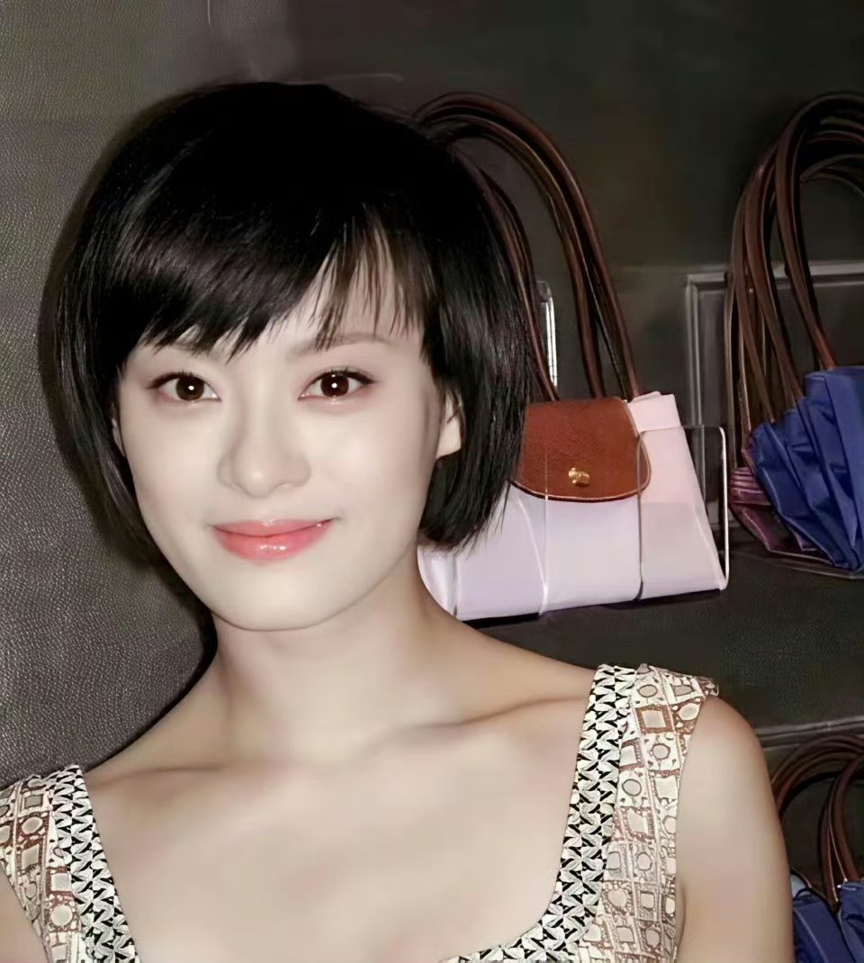 孙俪早期纯的像一朵小白花，曾以为是邓超高攀了孙俪，没想到邓超也是帅呆了