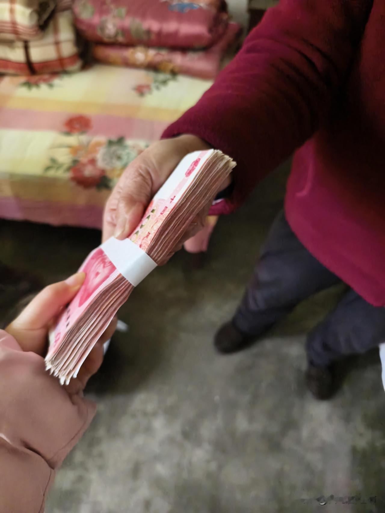 奶奶把结婚礼金提前给了单身的我我30+单身，除夕回老家，本来还有点担心被催婚催