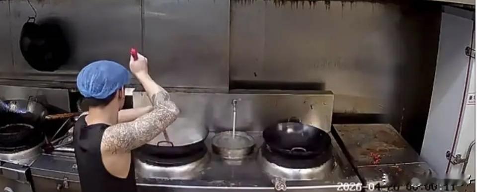 吐了口水，还不算什么，这家餐馆厨师呢，居然还用扫地的扫把去打扫锅台卫生，并且是在