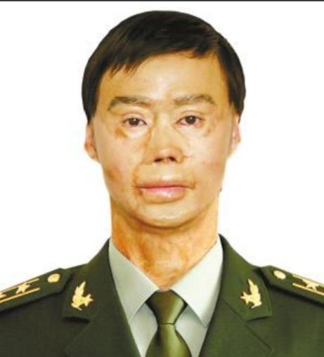 1995年，一名解放军战士在乘车回部队的途中，劝司机不要停下加油，但司机执意停下